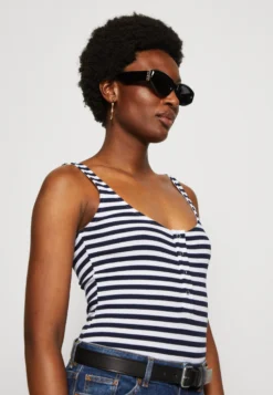 Anna Field Top - White/Blue 9 Anna Field Top - White/Blue -Anna Field 09ae2591c4cf4a08963bce5a8b552280 scaled