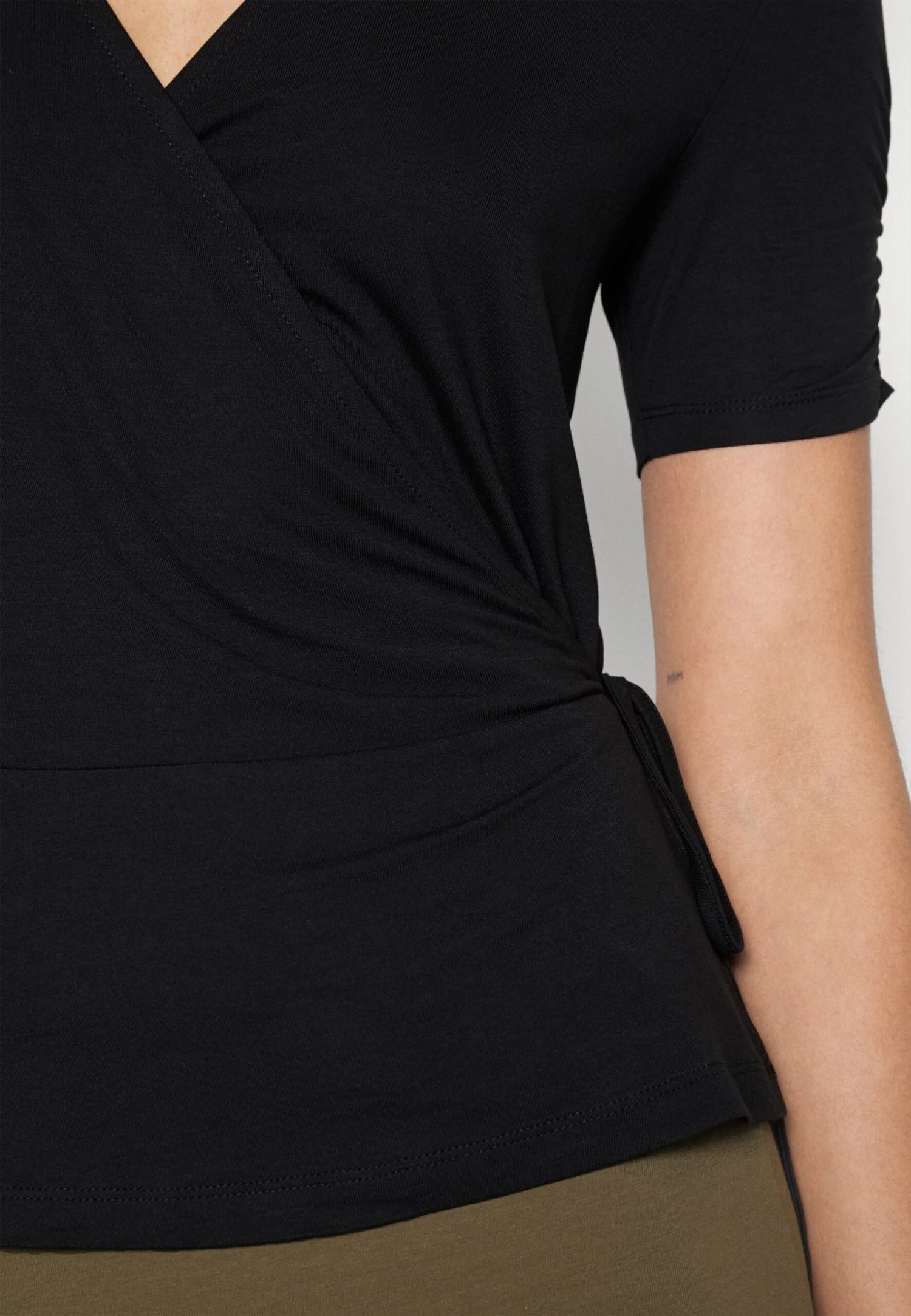 Tall Wrap OverGathering Sleeves - T-Shirt Basic - Black 5 Tall Wrap OverGathering Sleeves - T-Shirt Basic - Black - Afbeelding 5
