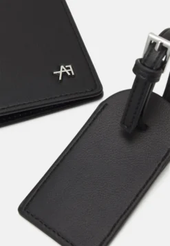 Anna Field Passport Case And Luggage Tag Set - Paspoorthouder - Black -Anna Field 3a491ff00f7a495fa8abceec7b9b8f16 scaled