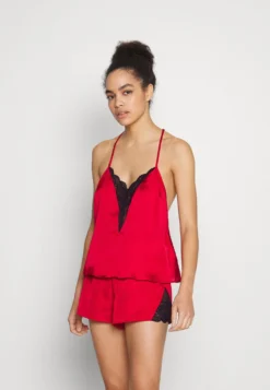 Anna Field 4 Piece Gift Set - Pyjama - Black/Red -Anna Field 3d6beaafe628430fa32b672c167c5d99 scaled