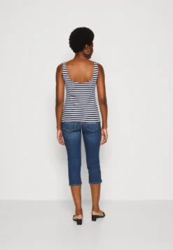 Anna Field Top - White/Blue 8 Anna Field Top - White/Blue -Anna Field 444c0ac8e30b4e2f9dc96f6c8964187a scaled