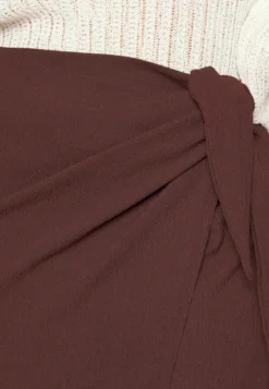 Curvy Textured Sarong Midi Skirt - Wikkelrok - Brown -Anna Field 4caf1dfae87d40bf9082299a25a91686 scaled