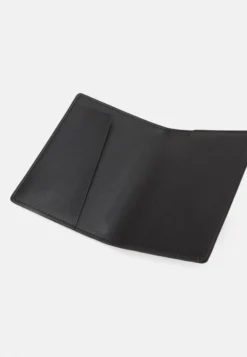 Anna Field Passport Case And Luggage Tag Set - Paspoorthouder - Black -Anna Field 6cebaff05c534c59aba96c1fb1c7ab54 scaled