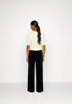 Anna Field VelvetWide Leg Trousers - Broek - Black 7 Anna Field VelvetWide Leg Trousers - Broek - Black -Anna Field 9a615994b8b54016af79183f754c1a78 scaled
