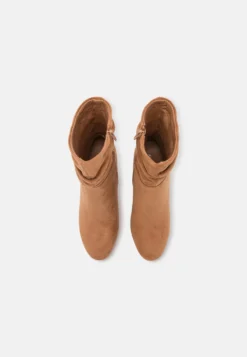 Anna Field Enkellaarsjes Met Hoge Hak - Cognac 11 Anna Field Enkellaarsjes Met Hoge Hak - Cognac -Anna Field fe844388137345fd8567c7f47f63aa66 scaled